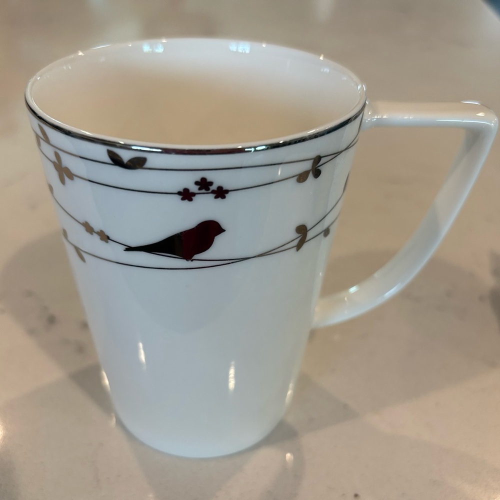 Elegant Ciroa White Bone China Mug with Silver Bird Design “Oisau”